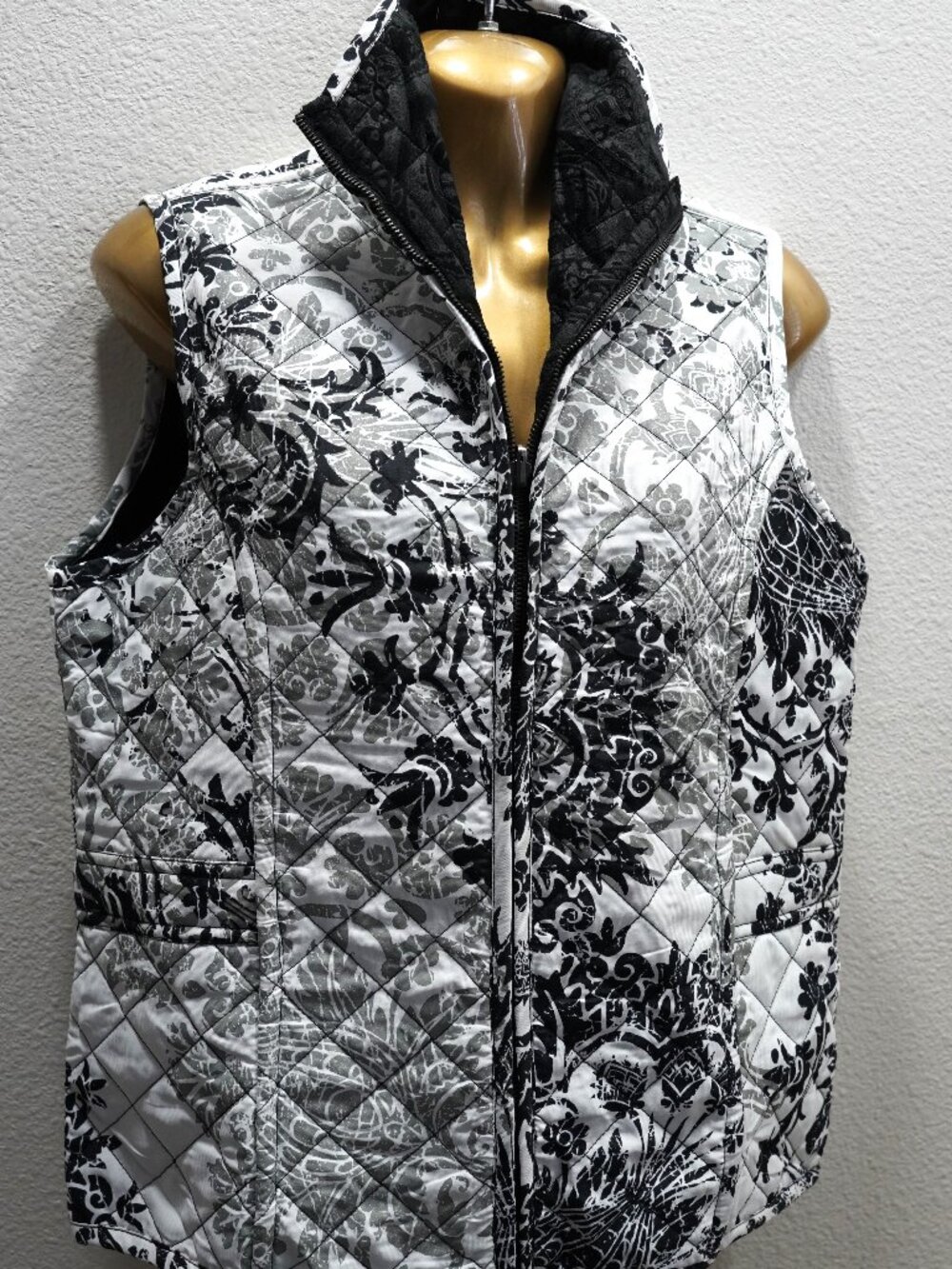 Chico's White W/ Black Gray Print Zip Vest size 1